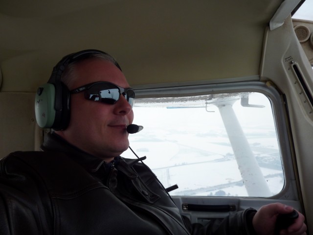 P1000029 Alors oui, c'est vrai que j'ai l'air "bien à l'aise" sur la photo ... mais il n'en est rien! Ce micro sourire cache en réalité une foultitude de choses qui me passent par la tête: check downwind, cap, altitude, ailes horizontales, vitesse, fuel quantity...)