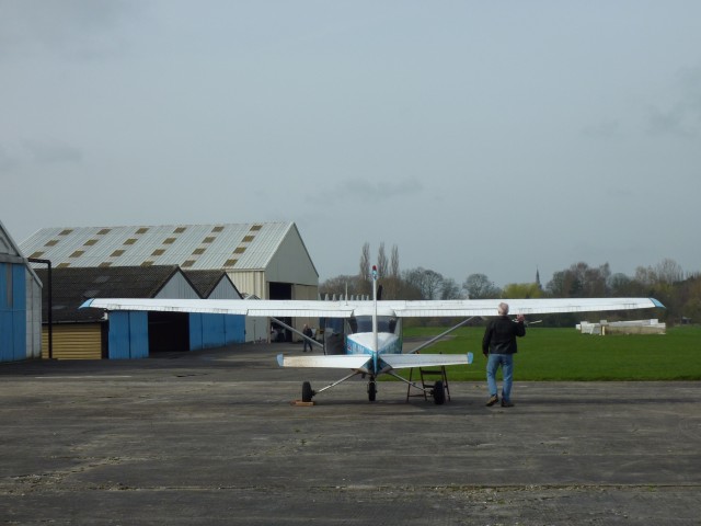 P1000219 ... inspection des surfaces, flaps, ailerons, fixations ...